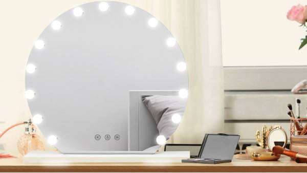 探索未来，智能镜子带来美丽革新