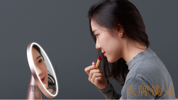 旺财28LED智能美妆镜好在哪里？